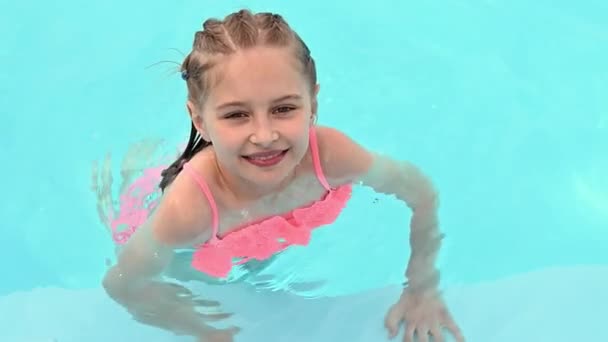 Nastolatka dziewczyna w basen — Wideo stockowe