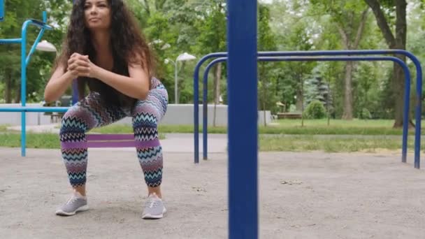 Menina bonita exercitando fora — Vídeo de Stock