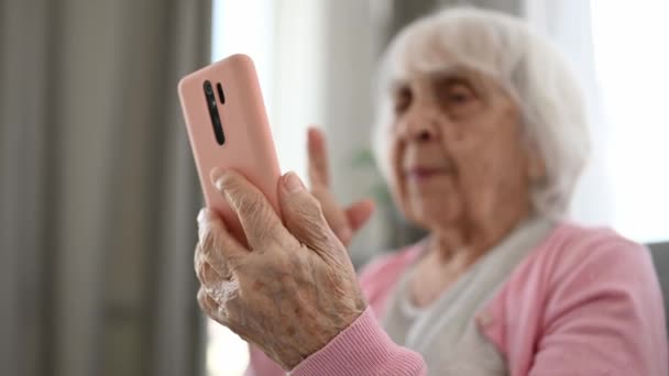 Mujer mayor y teléfono inteligente — Vídeo de stock