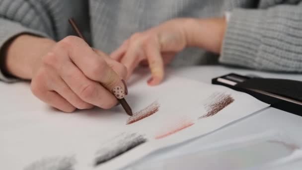 Woman drawing with pencil — Stock Video