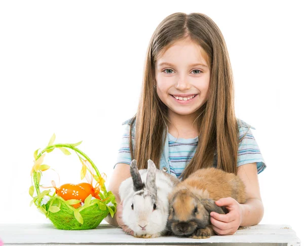 Petite fille avec des lapins — Photo