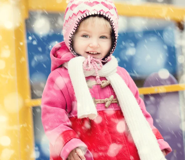 Bambino nel parco giochi — Foto Stock