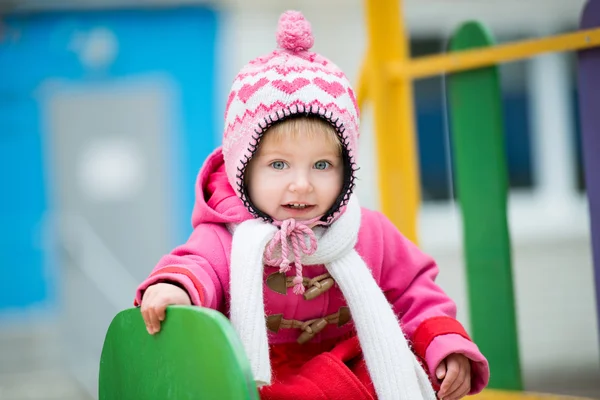 Baby op speelplaats — Stockfoto