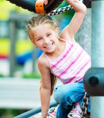 Çocuk parkında küçük bir kız