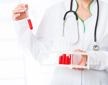 Doktorlar el ile test tüpleri