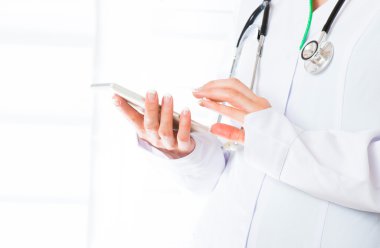 Doktorlar el ile hareket eden telefon