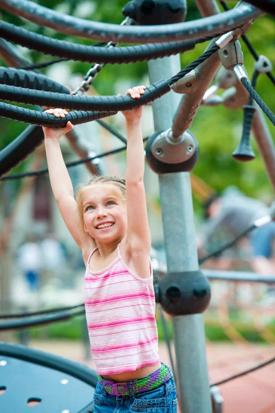 Niña en un parque infantil —  Fotos de Stock