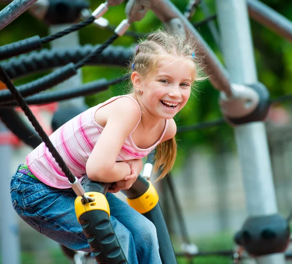 Bambina in un parco giochi — Foto Stock