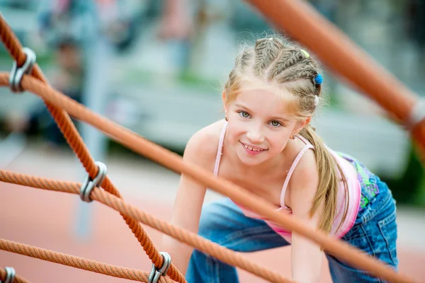 Kleines Mädchen auf einem Spielplatz — Stockfoto