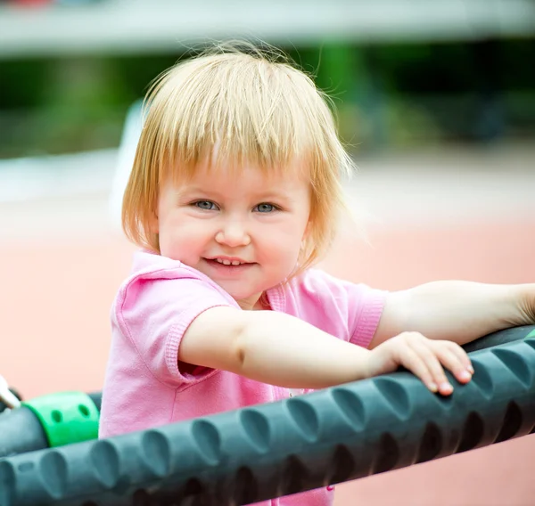 Baby op speelplaats — Stockfoto