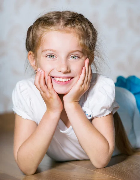 Niña tendida en el suelo — Foto de Stock