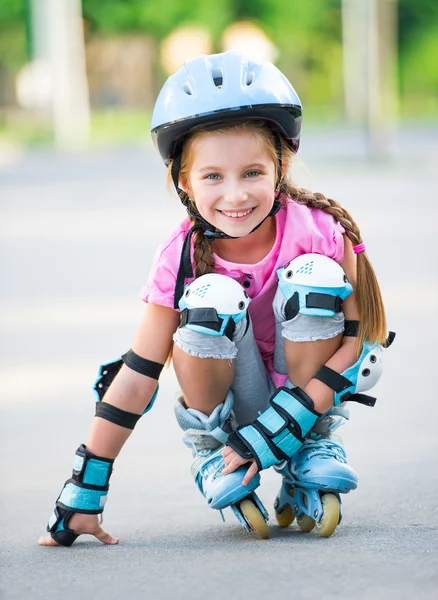 Chica en patines —  Fotos de Stock