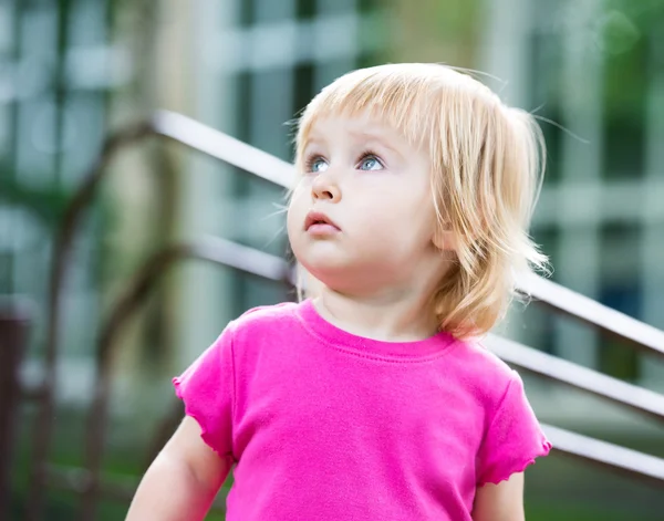 Niño en el parque infantil — Foto de Stock