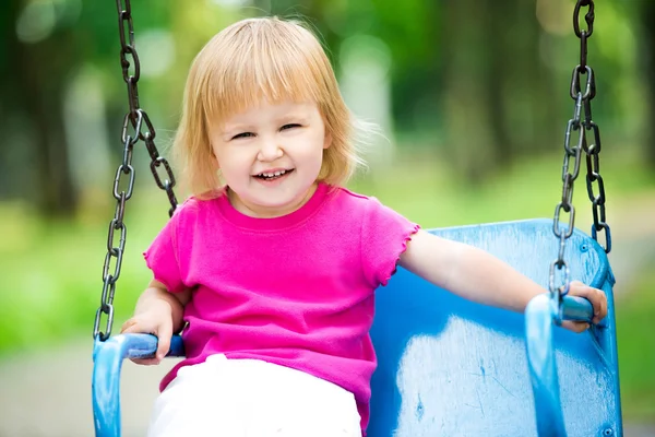 Niño en el parque infantil — Foto de Stock