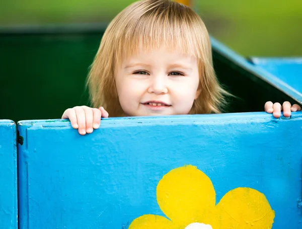 Niño en el parque infantil —  Fotos de Stock