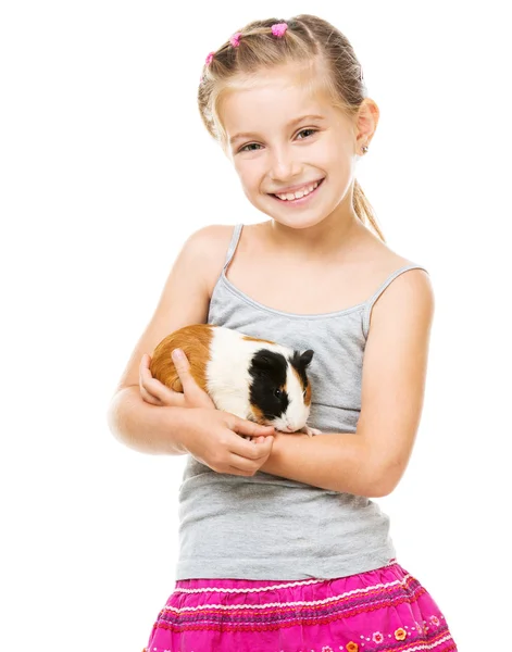 Liten flicka håller ett marsvin — Stockfoto