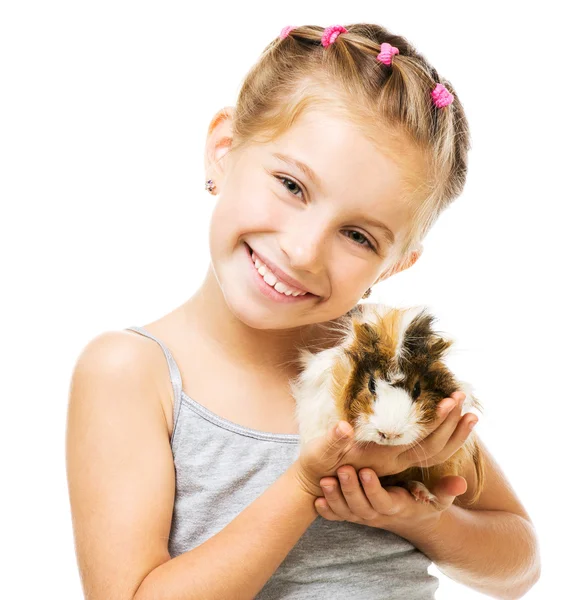 Klein meisje houdt van een cavia — Stockfoto