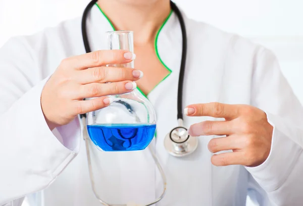 Doctors hands with flask — Stock Photo, Image