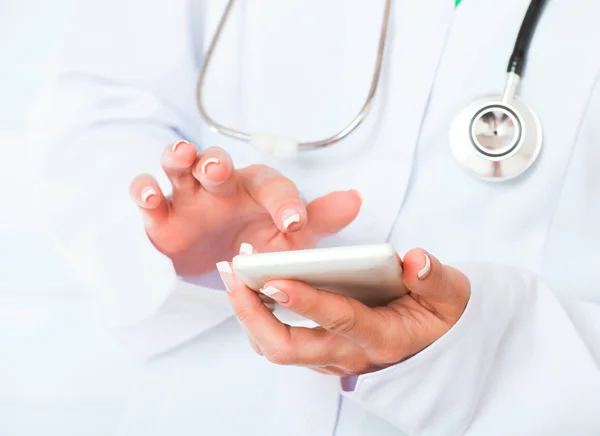 Médicos manos con teléfono móvil — Foto de Stock