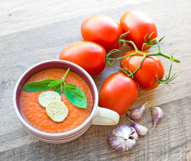 Bir kase domates çorbası.