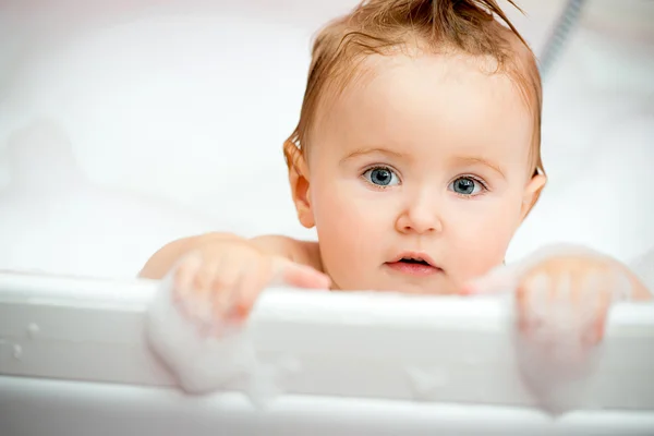 Baby in Bad — Stockfoto