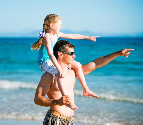 Padre e figlia sulla spiaggia — Foto Stock