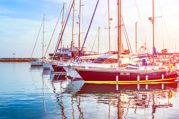 Yachten im Hafen — Stockfoto