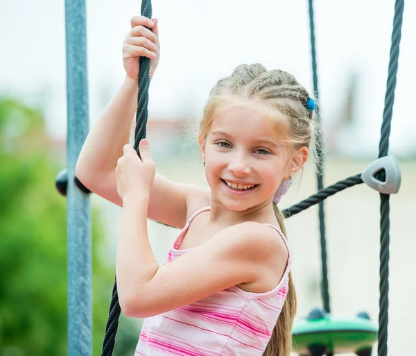 Kleines Mädchen auf einem Spielplatz — Stockfoto