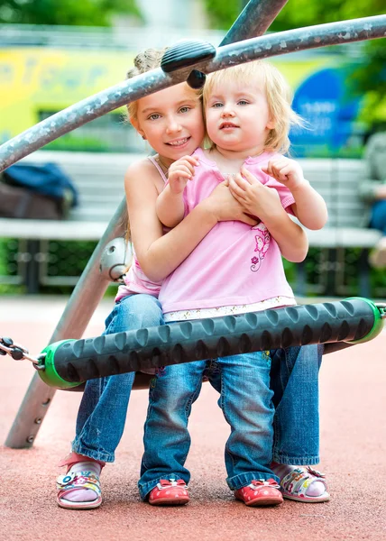 Enfants à l'aire de jeux — Photo