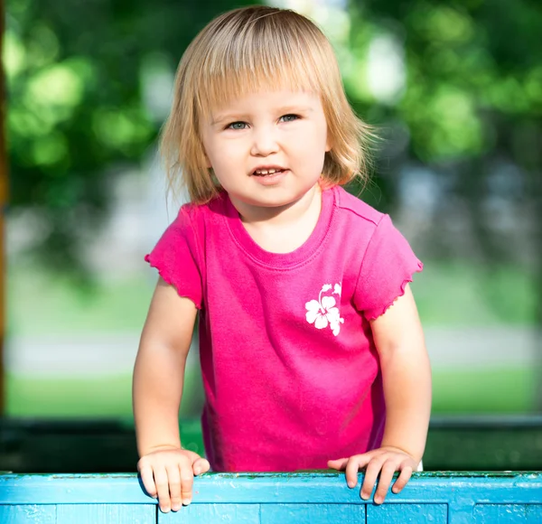 Enfant à l'aire de jeux — Photo