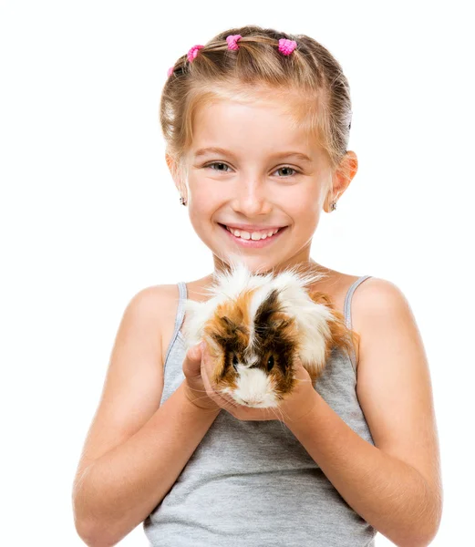 Klein meisje houdt van een cavia — Stockfoto