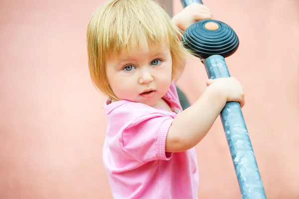 Bambino nel parco giochi — Foto Stock