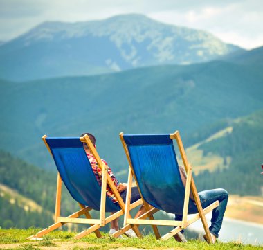 şezlong üstünde belgili tanımlık tepe