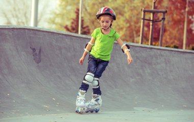 Paten süren küçük kız.