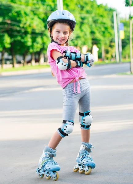 Chica en patines —  Fotos de Stock