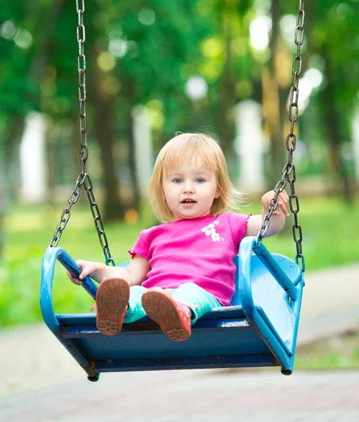 Niña balanceándose en el patio — Foto de Stock