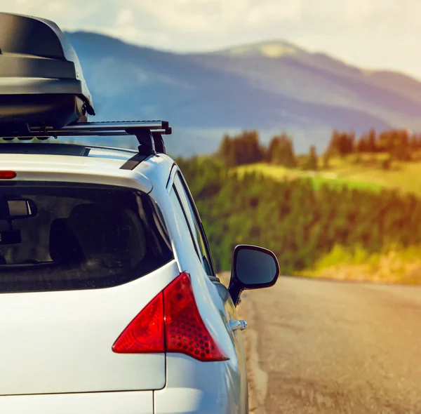 Coche con un portaequipajes — Foto de Stock