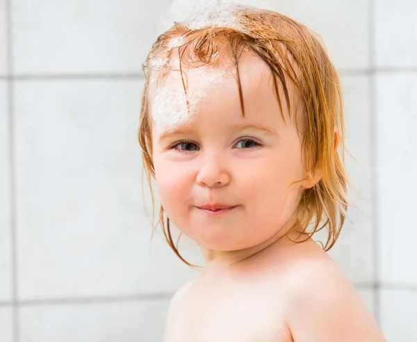 Bébé dans salle de bain — Photo