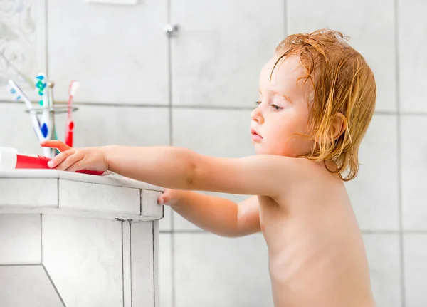 Baby in bathroom — Stock Photo, Image