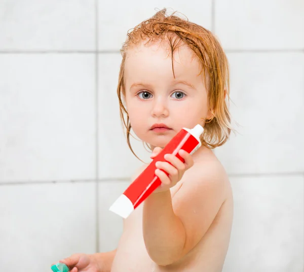 Baby in badkamer — Stockfoto