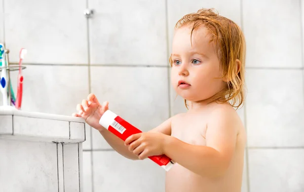 Bébé dans salle de bain — Photo