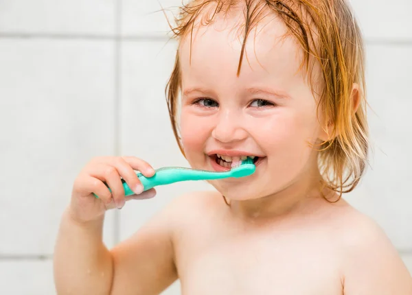 Bébé dans salle de bain — Photo