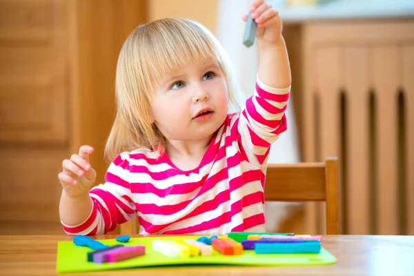 Liten flicka leker med plasticine — Stockfoto