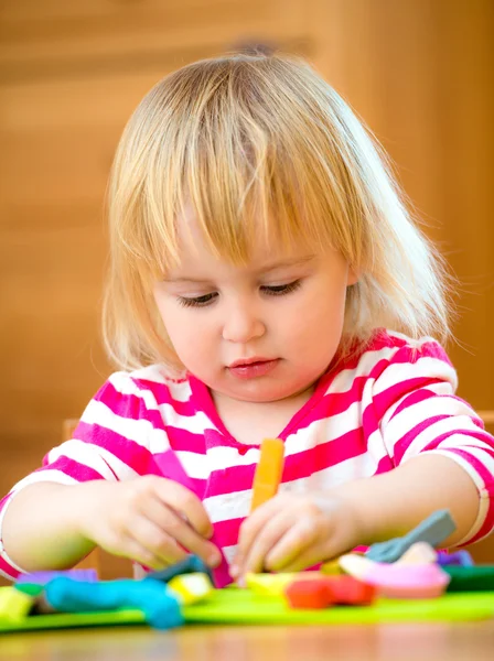 Petite fille jouant avec la plasticine — Photo