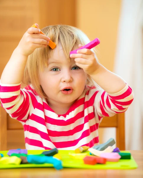 Klein meisje spelen met plasticine — Stockfoto