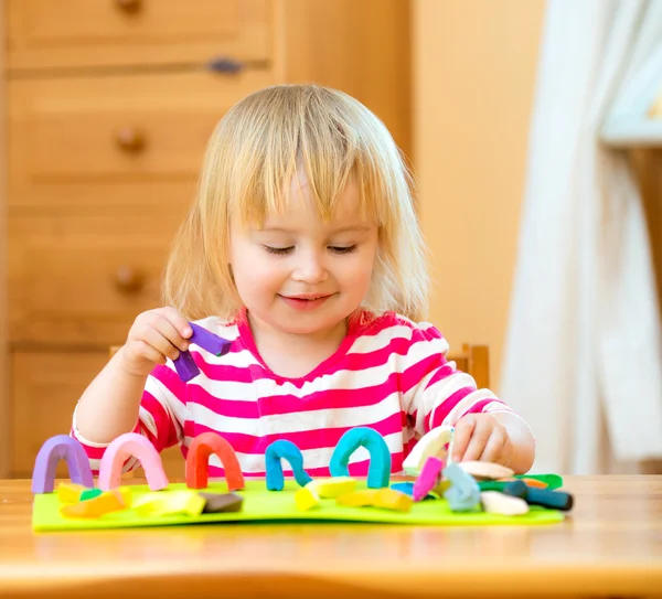 Klein meisje spelen met plasticine — Stockfoto
