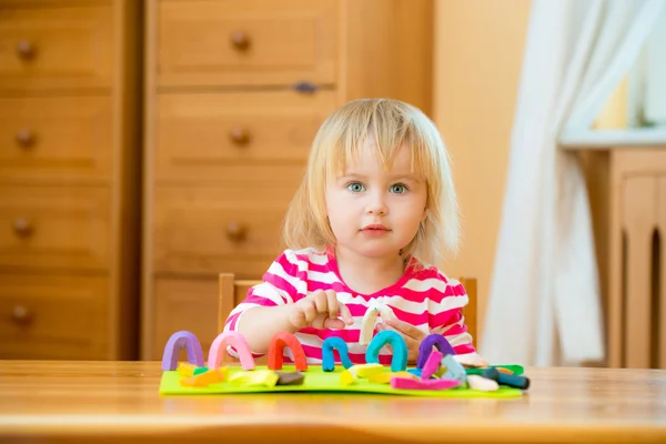 Bambina che gioca con la plastilina — Foto Stock