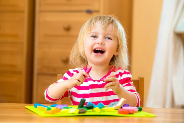 Klein meisje spelen met plasticine — Stockfoto