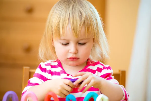 小女孩在玩塑料玩具 — 图库照片