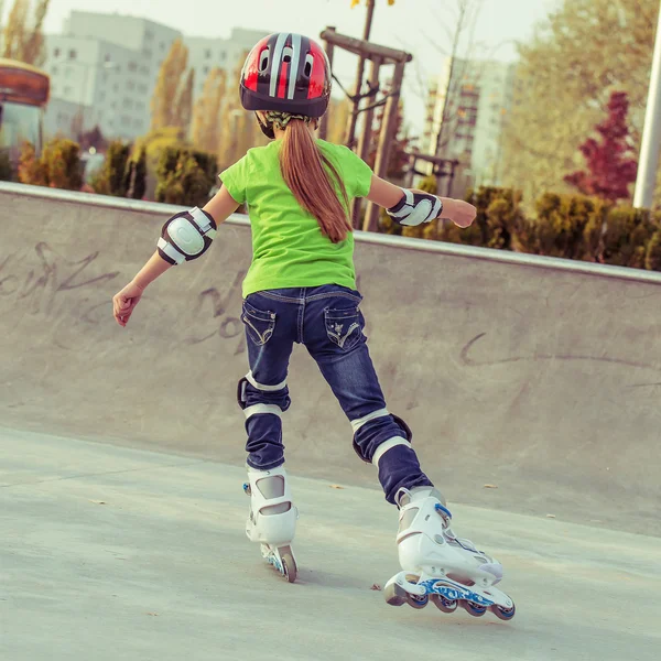 ヘルメットの少女の背面図スケート公園で — ストック写真